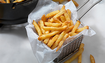 Frites croustillantes dans un panier en acier